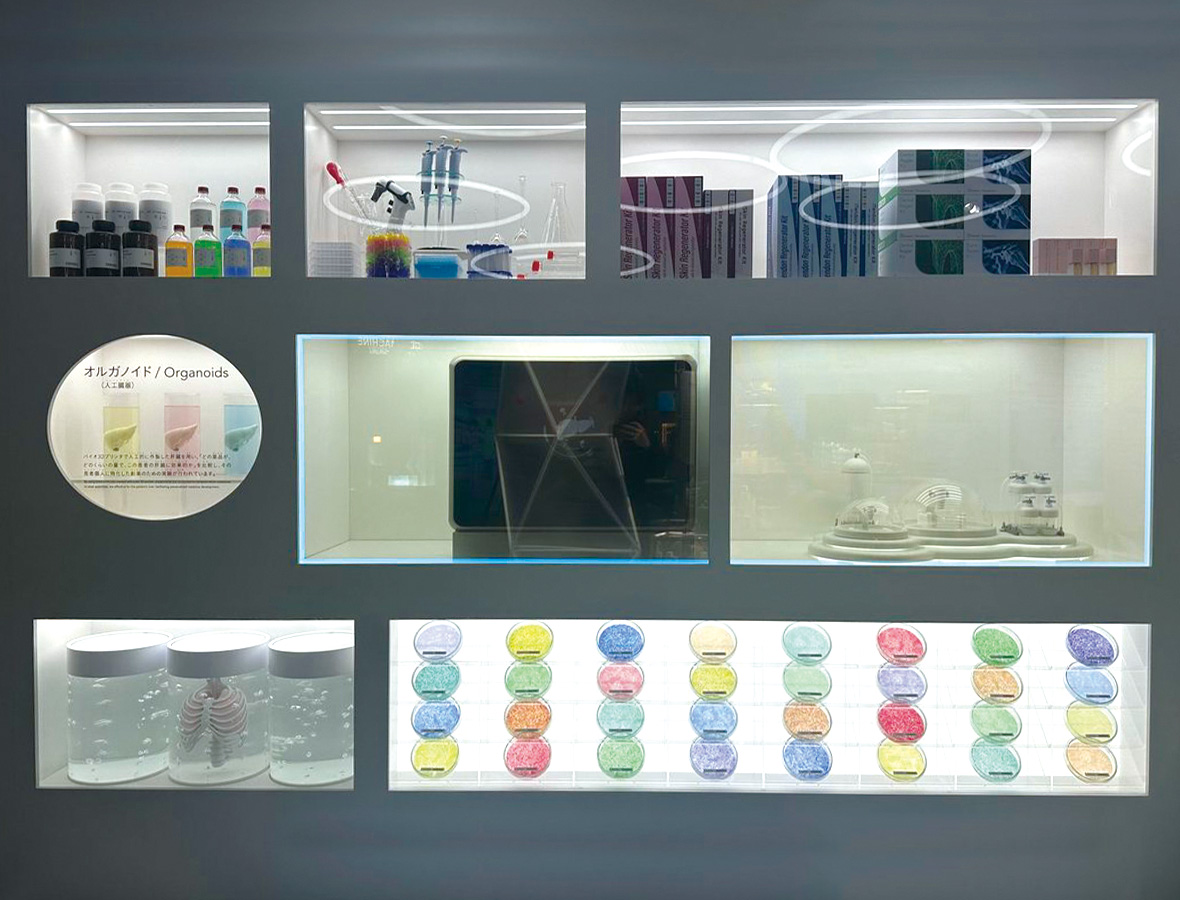 中央に「未来のバイオ３Dプリンタ」を展示
